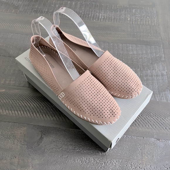 Adam Tucker Women’s Brown Tan Leather Perforated Flat Slip On Shoes Size 8 - Picture 1 of 7